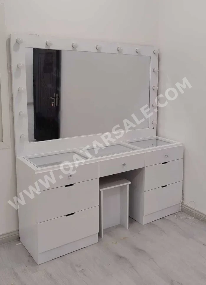 خزائن ودواليب الملابس والزينة - دوحة فيرنيتشر  - طاولة زينة ، مرآة ، كرسي و وحدتا رفوف  - أبيض
