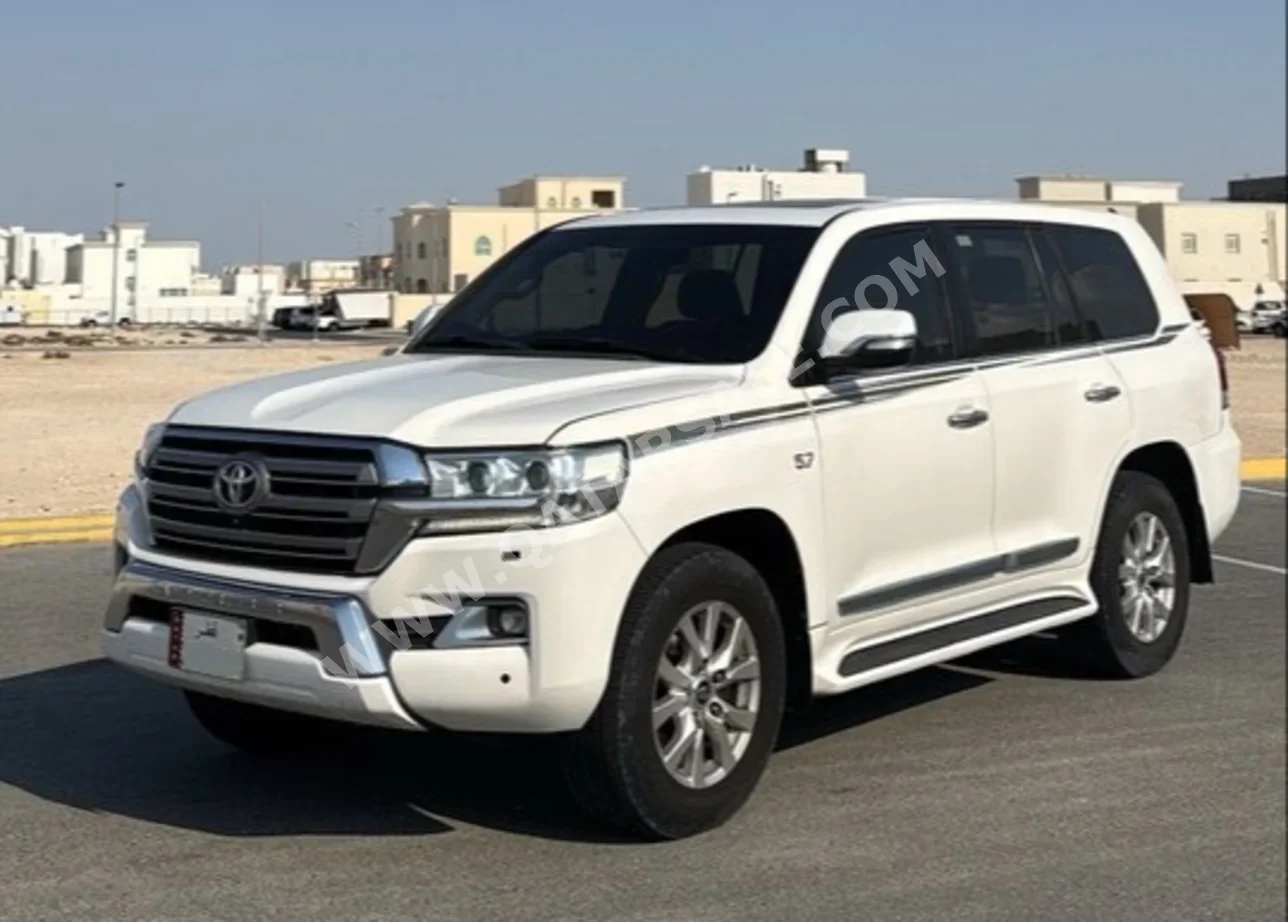 تويوتا  لاند كروزر  في اكس ار  2018  اوتوماتيك  229,500 كم  8 سلندر  دفع رباعي  اس يو في  أبيض
