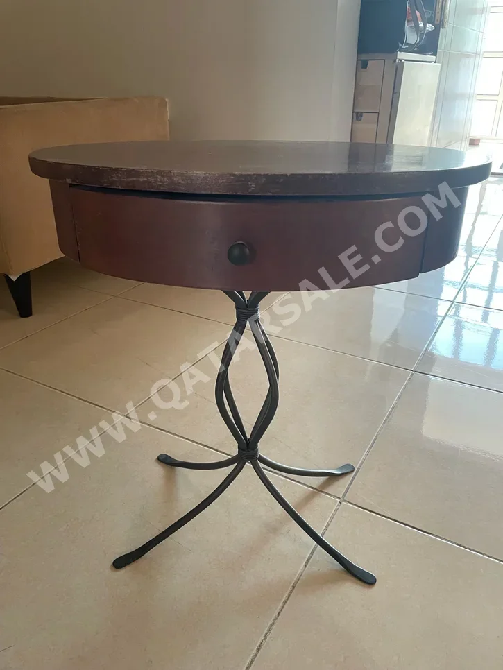 الطاولات والخزائن الجانبية طاولة متعددة الاستخدامات - بنى