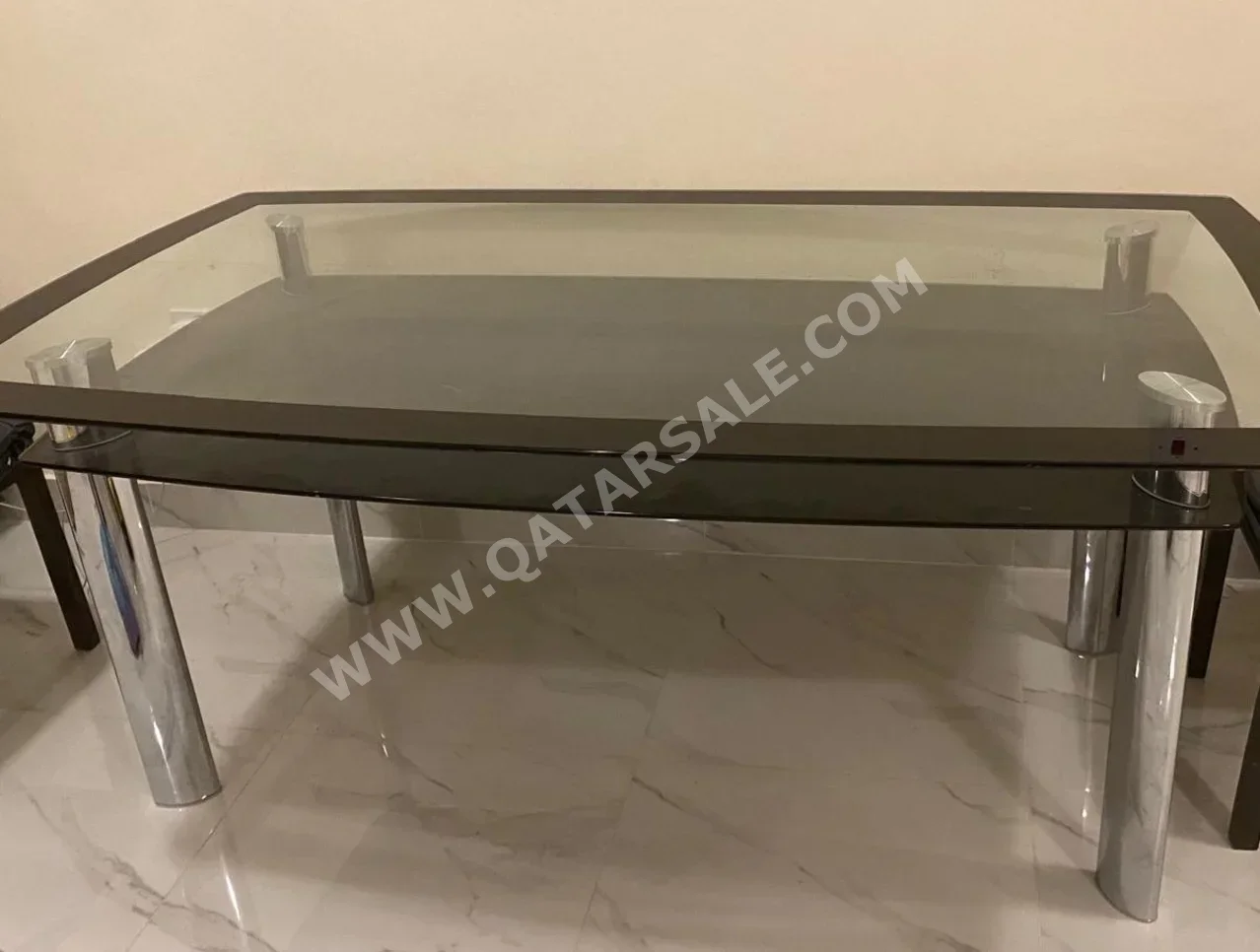 طاولة طعام  - أسود