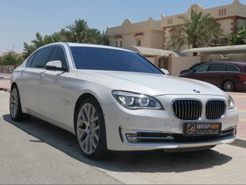 بي ام دبليو الفئة - السابعة 750 Li 2014 اوتوماتيك 122,700 كم 8 سلندر دفع خلفي سيدان أبيض لؤلؤي