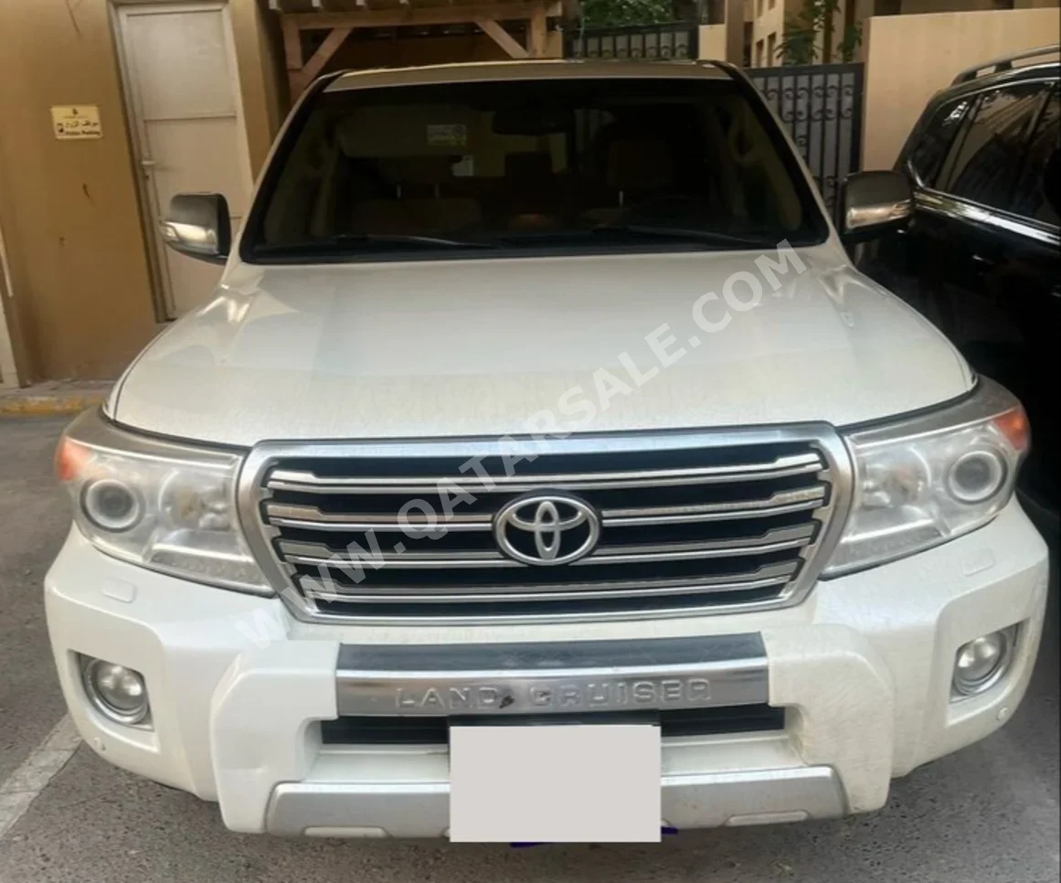 تويوتا  لاند كروزر  جي اكس ار  2015  اوتوماتيك  222,684 كم  8 سلندر  دفع رباعي  اس يو في  أبيض