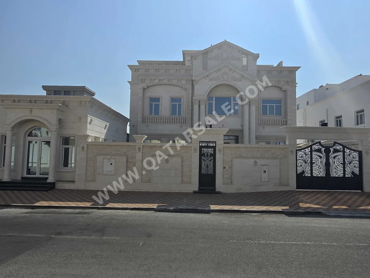 Family Residential  - Not Furnished  - Doha  - Al Dafna  - 9 Bedrooms