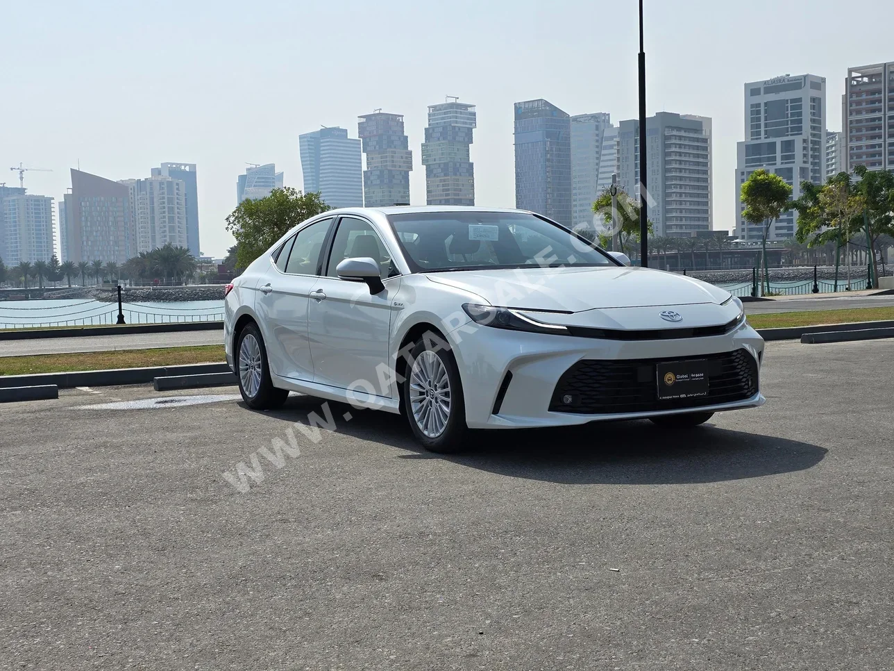 تويوتا كامري 4 سلندر سيدان أبيض 2025