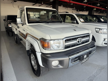 تويوتا  لاند كروزر  ال اكس  2022  عادي  135,000 كم  6 سلندر  دفع رباعي  بيكب  أبيض