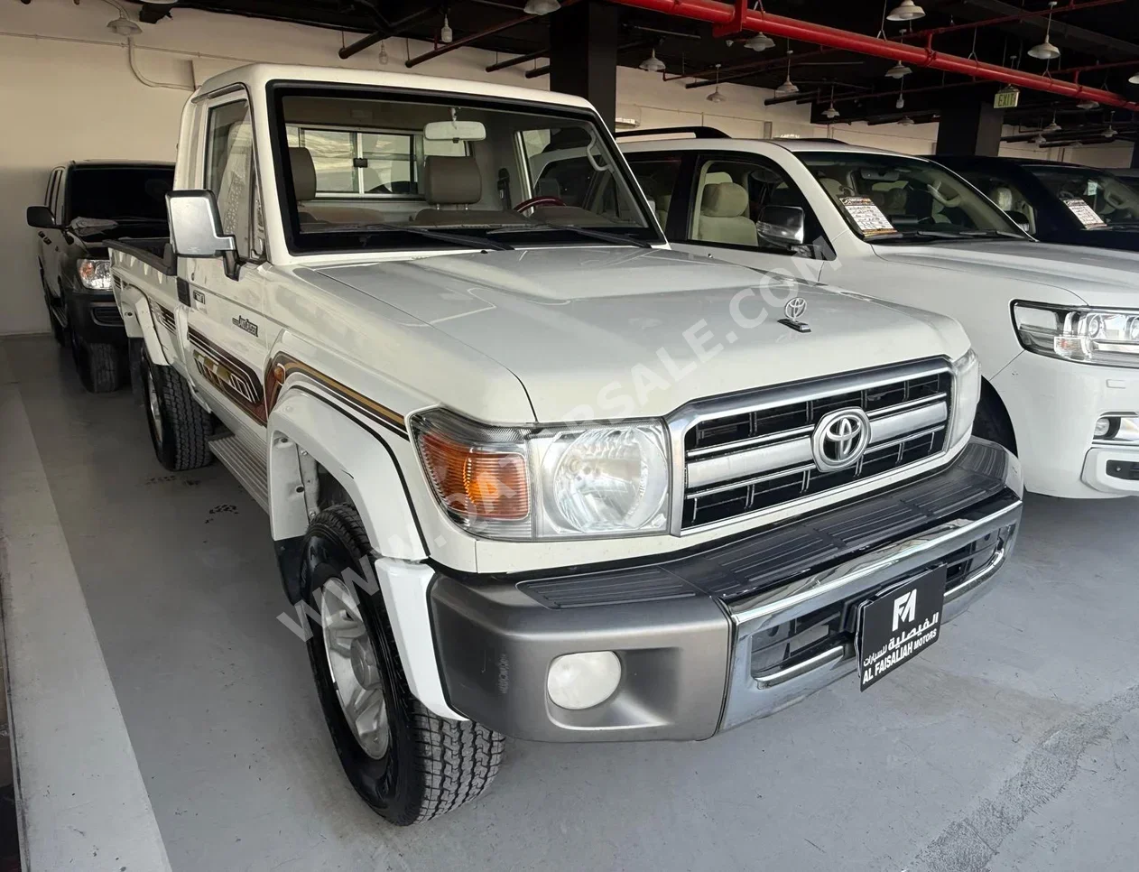 تويوتا  لاند كروزر  ال اكس  2022  عادي  135,000 كم  6 سلندر  دفع رباعي  بيكب  أبيض