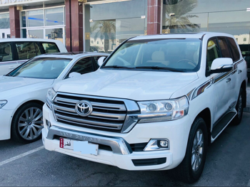 تويوتا  لاند كروزر  جي اكس ار  2017  اوتوماتيك  220,000 كم  8 سلندر  دفع رباعي  اس يو في  أبيض