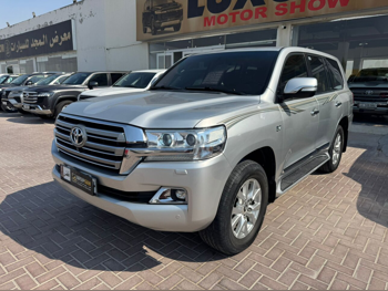 Toyota  Land Cruiser  VXR  2017  Automatic  298,000 Km  8 Cylinder  Four Wheel Drive (4WD)  SUV  Silver