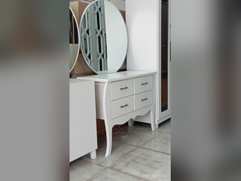 خزائن ودواليب الملابس والزينة - دوحة فيرنيتشر - طاولة زينة ، مرآة ، كرسي و وحدتا رفوف - أبيض