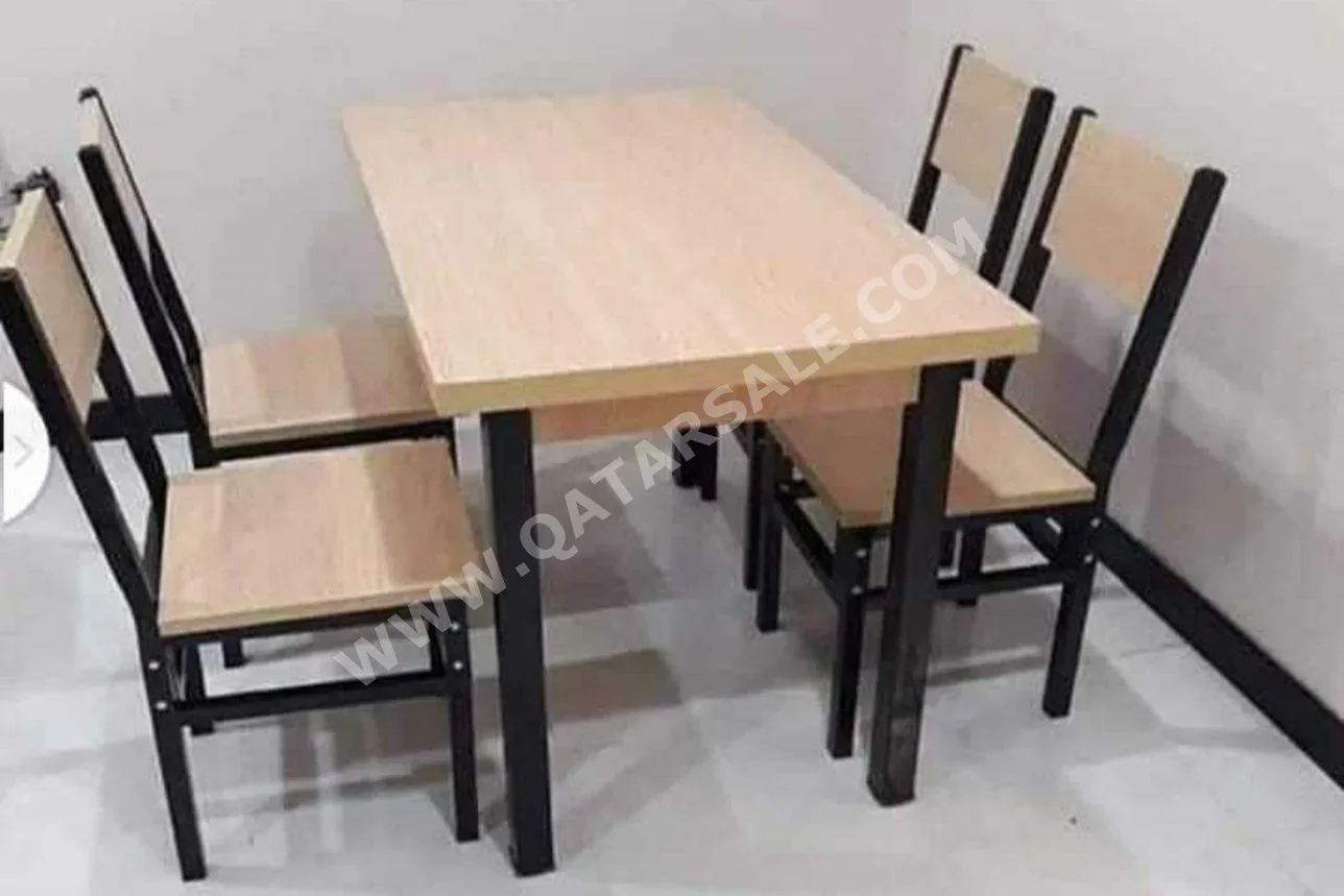 طاولة طعام مع كراسي  - لايف ستايل  - اللون البيج  - ايطاليا  - 4 مقاعد