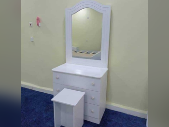 خزائن ودواليب الملابس والزينة - دوحة فيرنيتشر  - طاولة زينة ، مرآة ، كرسي و وحدتا رفوف  - أبيض