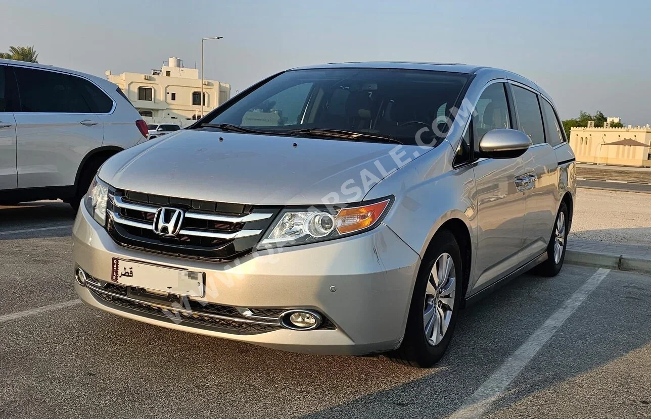 هوندا أوديسي 2015 اوتوماتيك 116,000 كم 6 سلندر سحب امامي فان \ باص فضي