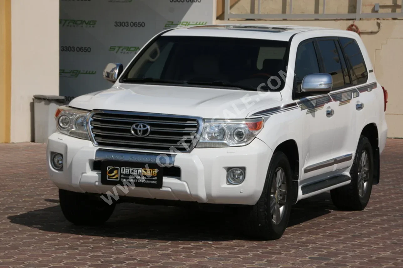 تويوتا  لاند كروزر  جي اكس ار  2015  اوتوماتيك  240,000 كم  8 سلندر  دفع رباعي  اس يو في  أبيض