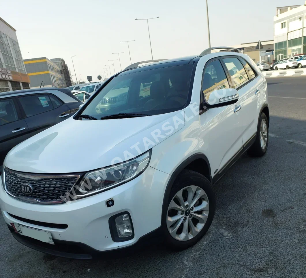كيا سورينتو 2014 اوتوماتيك 217,000 كم 6 سلندر دفع رباعي اس يو في أبيض