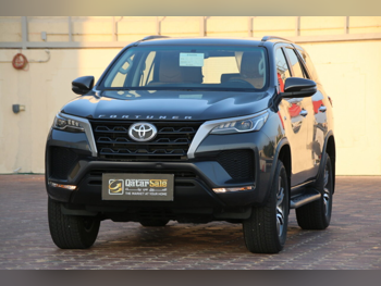 تويوتا  فورشنر  2024  اوتوماتيك  19,500 كم  4 سلندر  دفع رباعي  اس يو في  رمادي  تحت الضمان