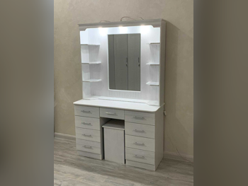 خزائن ودواليب الملابس والزينة - دوحة فيرنيتشر  - طاولة زينة ، مرآة ، كرسي و وحدتا رفوف  - أبيض