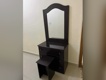 خزائن ودواليب الملابس والزينة - دوحة فيرنيتشر  - طاولة زينة ، مرآة ، كرسي و وحدتا رفوف  - بنى