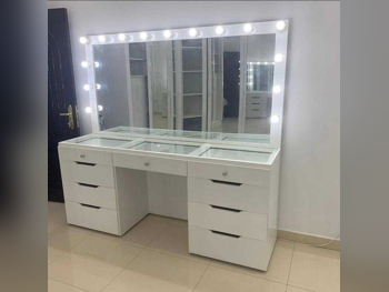 خزائن ودواليب الملابس والزينة - دوحة فيرنيتشر  - طاولة زينة ، مرآة ، كرسي و وحدتا رفوف  - أبيض