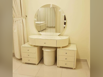 خزائن ودواليب الملابس والزينة - دوحة فيرنيتشر  - طاولة زينة ، مرآة ، كرسي و وحدتا رفوف  - اللون البيج