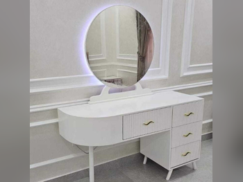 خزائن ودواليب الملابس والزينة - دوحة فيرنيتشر  - طاولة زينة ، مرآة ، كرسي و وحدتا رفوف  - أبيض