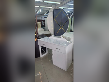 خزائن ودواليب الملابس والزينة - دوحة فيرنيتشر  - طاولة زينة ، مرآة ، كرسي و وحدتا رفوف  - أبيض