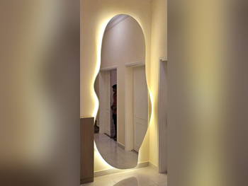 خزائن ودواليب الملابس والزينة - دوحة فيرنيتشر  - طاولة زينة ، مرآة ، كرسي و وحدتا رفوف  - اللون البيج