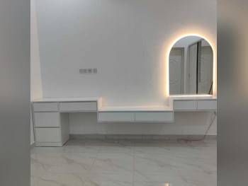 خزائن ودواليب الملابس والزينة - دوحة فيرنيتشر  - طاولة زينة ، مرآة ، كرسي و وحدتا رفوف  - أبيض