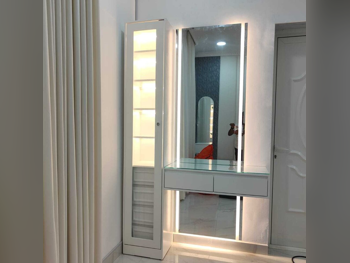 خزائن ودواليب الملابس والزينة - دوحة فيرنيتشر  - طاولة زينة ، مرآة ، كرسي و وحدتا رفوف  - أبيض