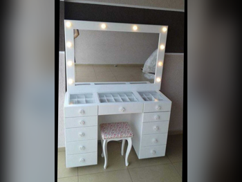 خزائن ودواليب الملابس والزينة - دوحة فيرنيتشر  - طاولة زينة ، مرآة ، كرسي و وحدتا رفوف  - أبيض