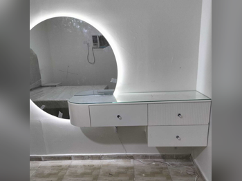 خزائن ودواليب الملابس والزينة - دوحة فيرنيتشر  - طاولة زينة ، مرآة ، كرسي و وحدتا رفوف  - أبيض