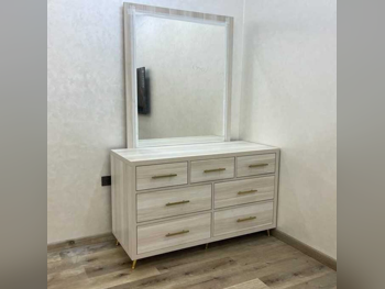 خزائن ودواليب الملابس والزينة - دوحة فيرنيتشر  - طاولة زينة ، مرآة ، كرسي و وحدتا رفوف  - متعدد الألوان