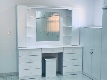 خزائن ودواليب الملابس والزينة - دوحة فيرنيتشر - طاولة زينة ، مرآة ، كرسي و وحدتا رفوف - أبيض