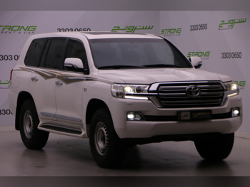 Toyota  Land Cruiser  VXR  2016  Automatic  213,000 Km  8 Cylinder  Four Wheel Drive (4WD)  SUV  White