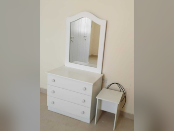 خزائن ودواليب الملابس والزينة - دوحة فيرنيتشر  - طاولة زينة ، مرآة ، كرسي و وحدتا رفوف  - أبيض