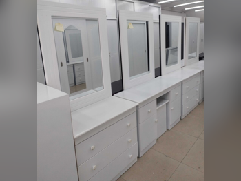 خزائن ودواليب الملابس والزينة - دوحة فيرنيتشر  - طاولة زينة ، مرآة ، كرسي و وحدتا رفوف  - أبيض