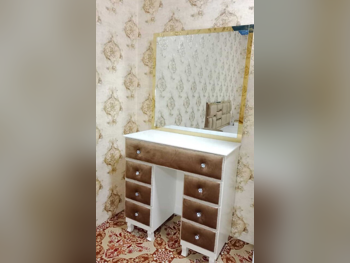 خزائن ودواليب الملابس والزينة - دوحة فيرنيتشر  - طاولة زينة ، مرآة ، كرسي و وحدتا رفوف  - متعدد الألوان