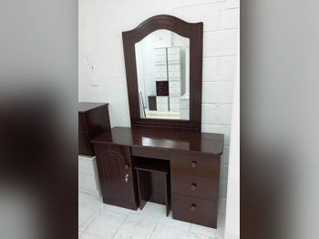 خزائن ودواليب الملابس والزينة - دوحة فيرنيتشر  - طاولة زينة ، مرآة ، كرسي و وحدتا رفوف  - بنى