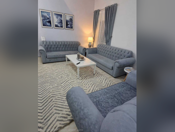 الأرائك والكنب والكراسي كنبة بثلاث مقاعد  - مخمل  - اللون الرمادي