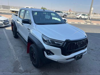 تويوتا  هاي لوكس  جي ار سبورت  2026  اوتوماتيك  0 كم  6 سلندر  دفع رباعي  بيكب  أبيض  تحت الضمان