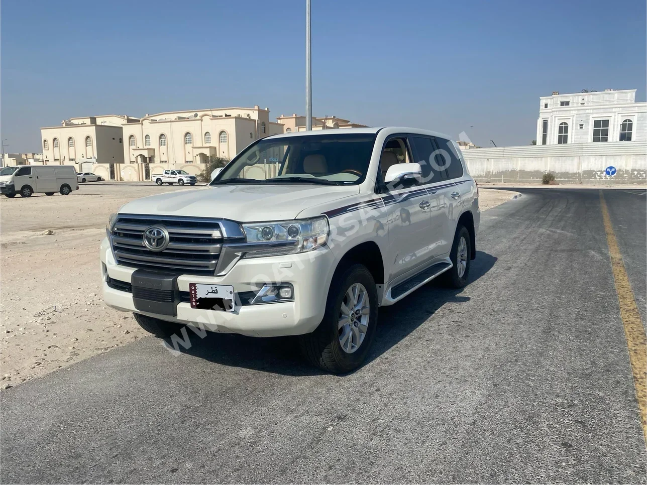 تويوتا  لاند كروزر  جي اكس ار  2016  اوتوماتيك  200,000 كم  6 سلندر  دفع رباعي  اس يو في  أبيض