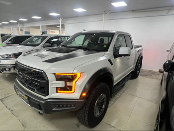 فورد  رابتر  2019  اوتوماتيك  183,000 كم  6 سلندر  دفع رباعي  بيكب  فضي