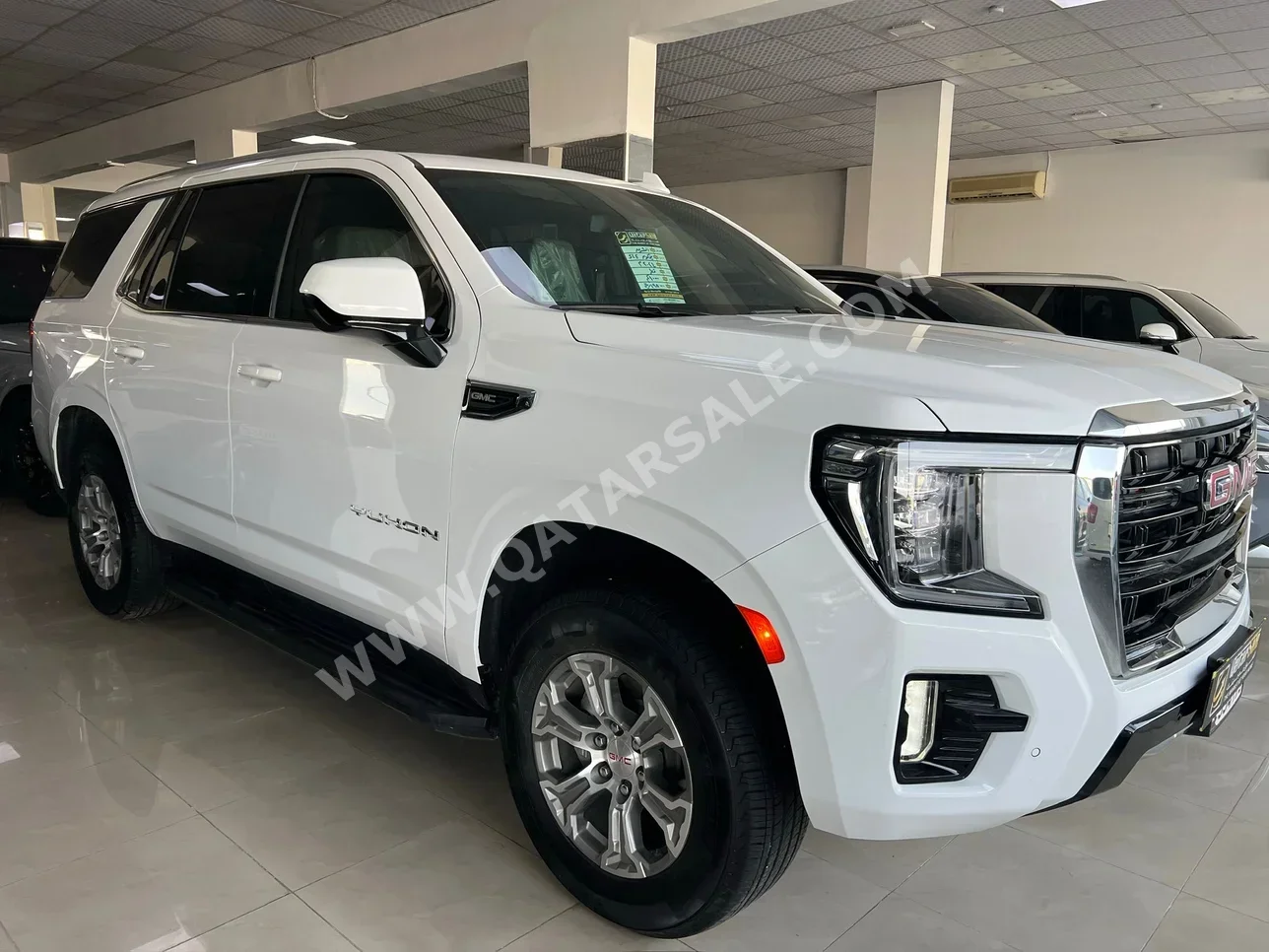 جي ام سي يوكون اس ال اي 2024 اوتوماتيك 10,000 كم 8 سلندر دفع خلفي اس يو في أبيض تحت الضمان