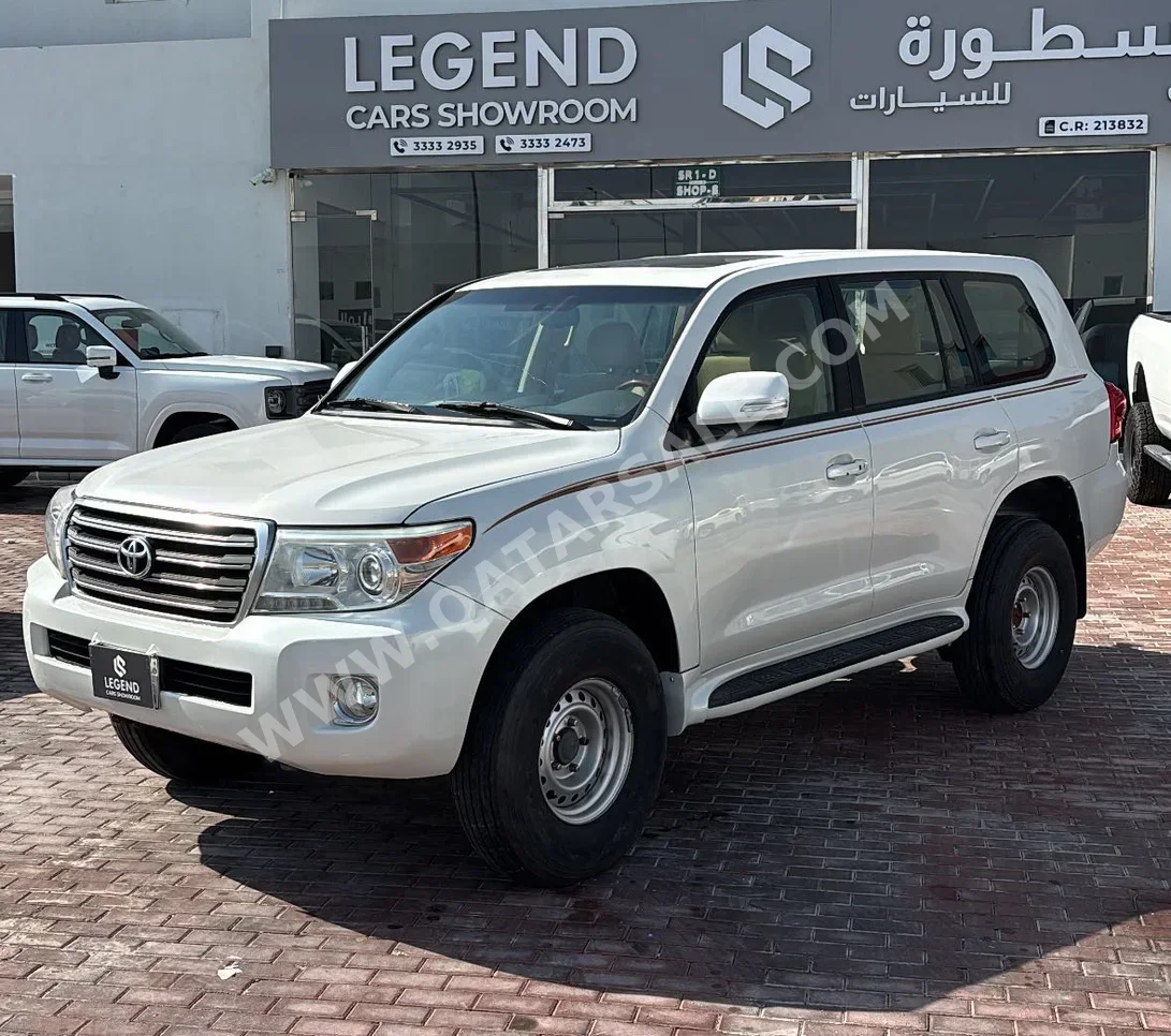 تويوتا  لاند كروزر  جي اكس ار  2015  اوتوماتيك  384,978 كم  8 سلندر  دفع رباعي  اس يو في  أبيض
