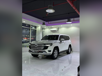 تويوتا لاند كروزر جي اكس ار 2022 اوتوماتيك 136,000 كم 6 سلندر دفع رباعي اس يو في أبيض