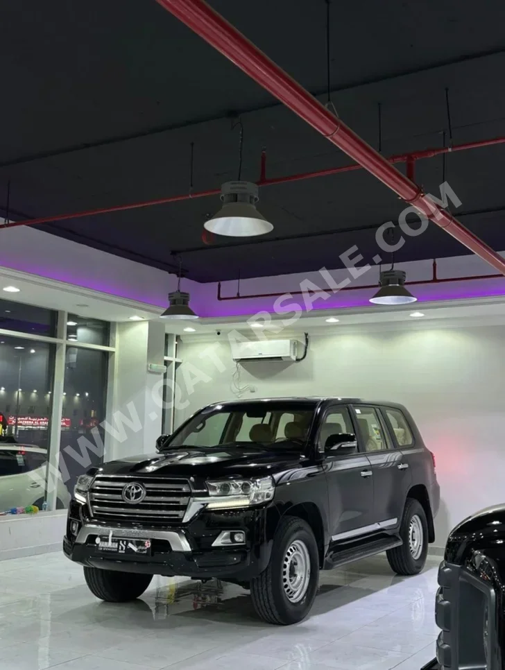 تويوتا  لاند كروزر  جي اكس ار  2017  اوتوماتيك  299,000 كم  8 سلندر  دفع رباعي  اس يو في  أسود