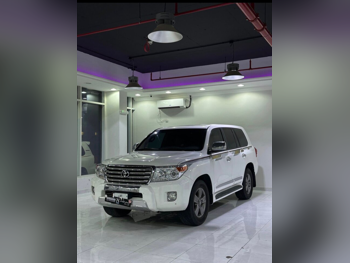 تويوتا لاند كروزر جي اكس ار 2015 اوتوماتيك 190,000 كم 8 سلندر دفع رباعي اس يو في أبيض