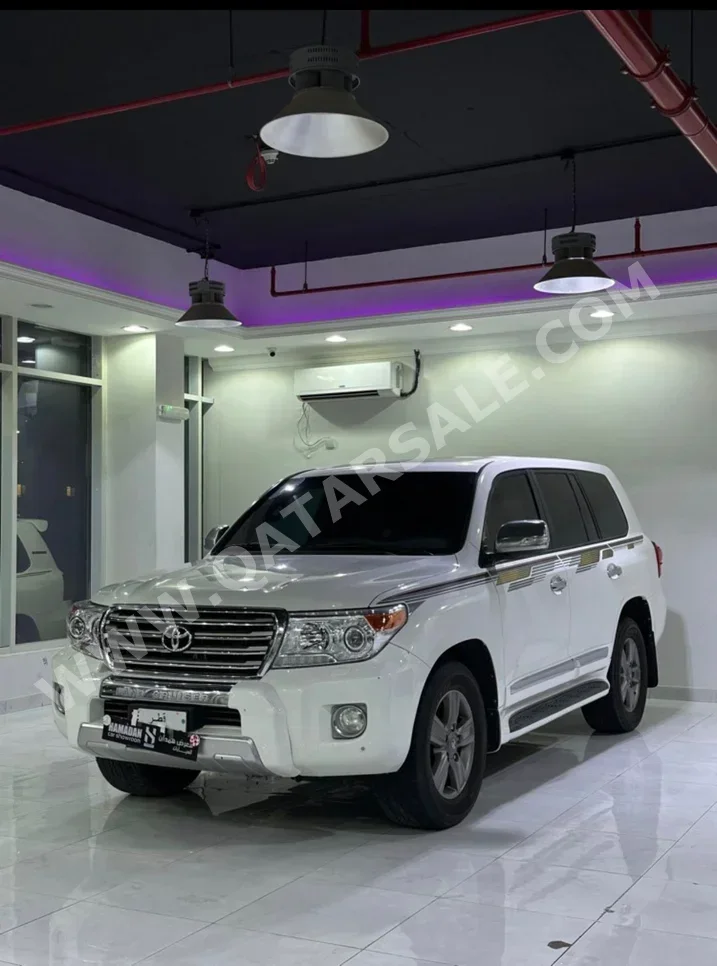 تويوتا  لاند كروزر  جي اكس ار  2015  اوتوماتيك  190,000 كم  8 سلندر  دفع رباعي  اس يو في  أبيض