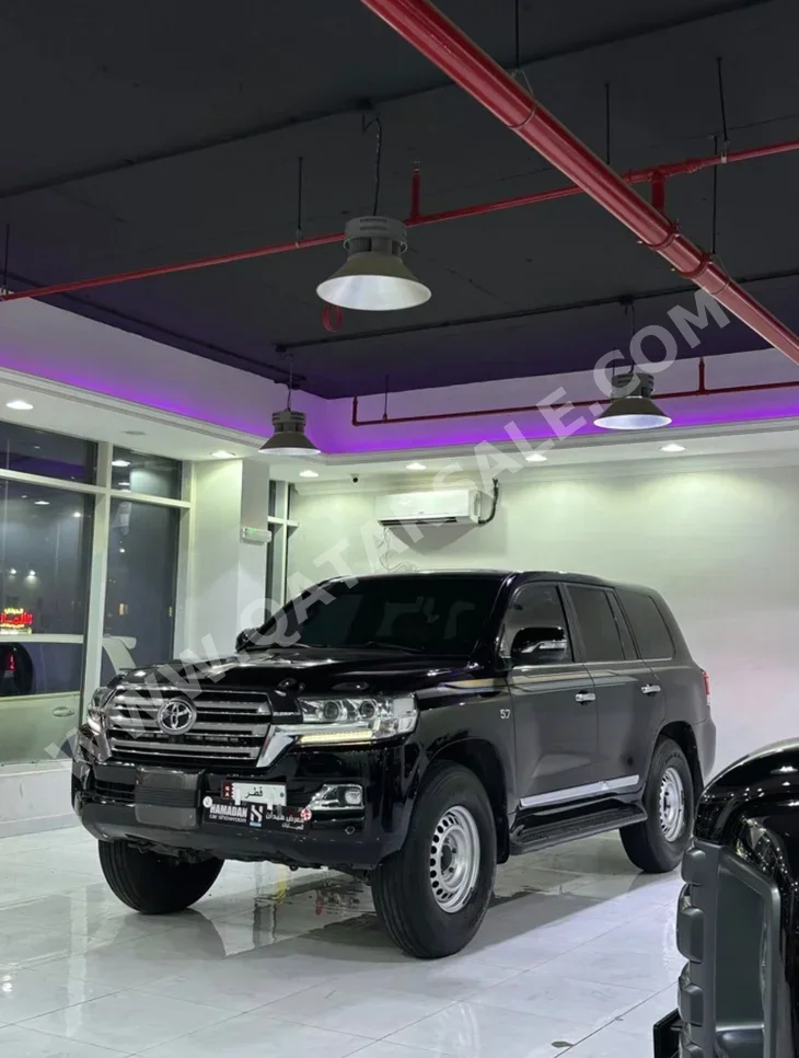 تويوتا  لاند كروزر  في اكس ار  2018  اوتوماتيك  289,000 كم  8 سلندر  دفع رباعي  اس يو في  أسود