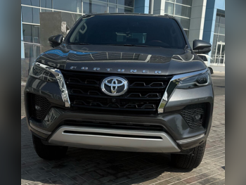 تويوتا  فورشنر  اس ار 5  2025  اوتوماتيك  19,000 كم  6 سلندر  دفع رباعي  اس يو في  رمادي  تحت الضمان