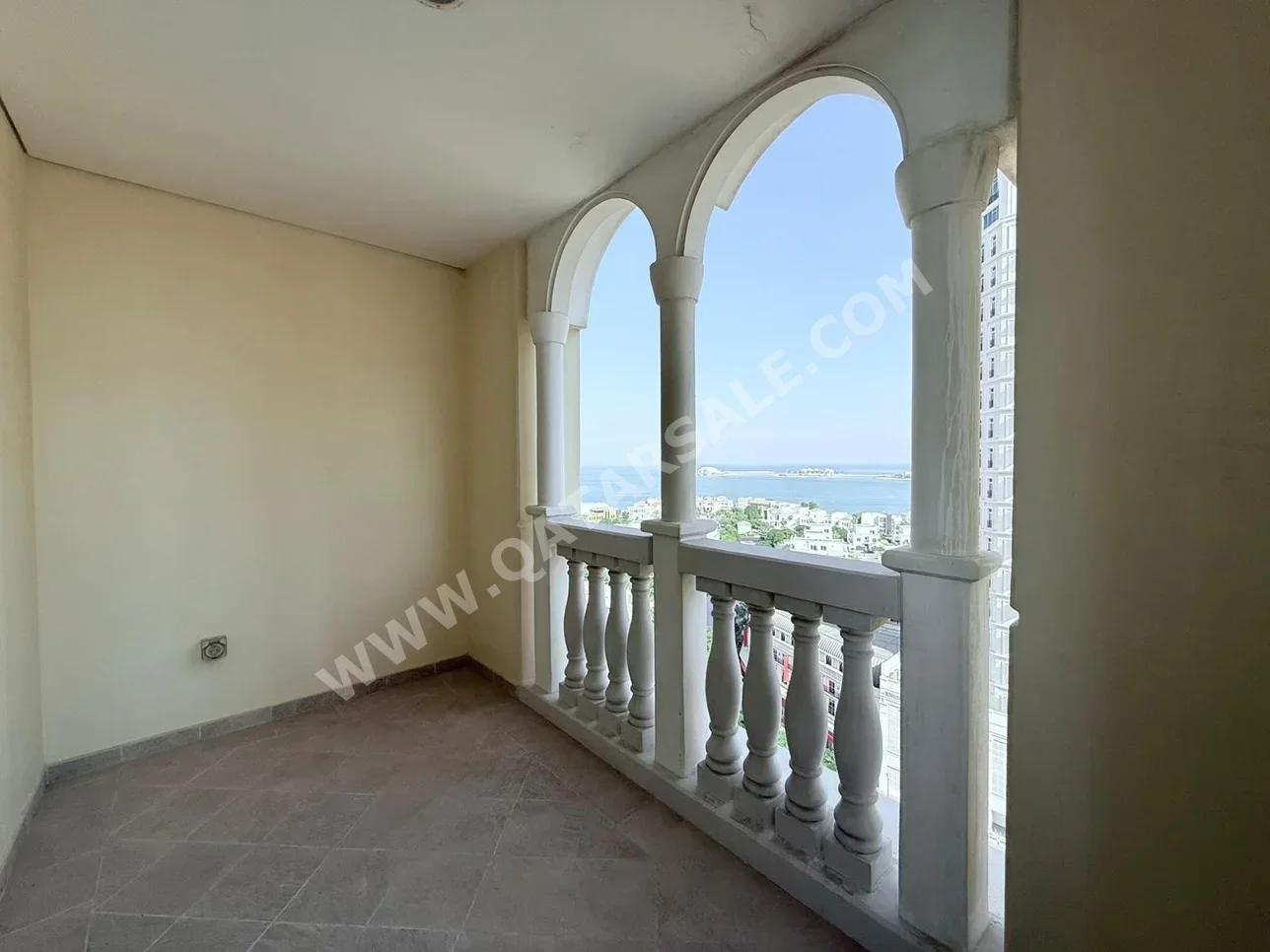 2 غرف نوم  شقة  للايجار  في الدوحة -  اللؤلؤة  نصف مفروشة